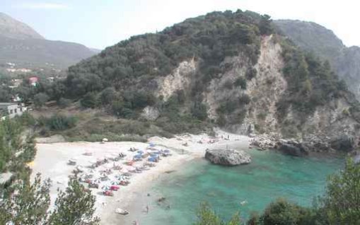 Piso Kryoneri Beach